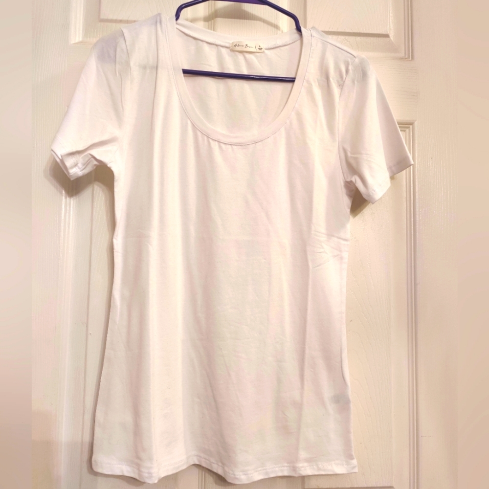 NWOT White Scoop Neck Fitted Tee